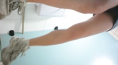 二月新流出精品厕拍高校女厕前景偷拍学妹尿尿牛仔裤美眉瞪大眼睛对着设备镜头看